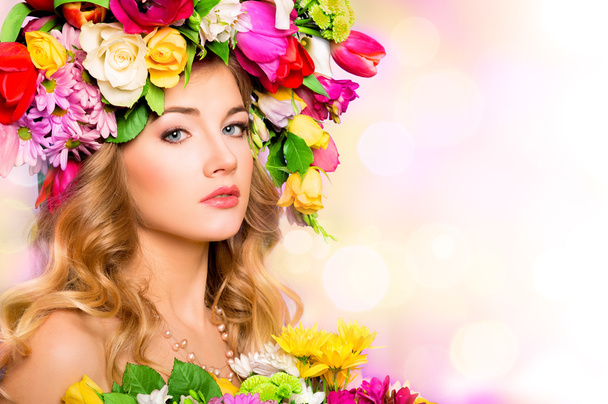 Jarní žena krásy portrét s květy účes - Fotografie, Obrázek