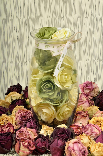 Transparente de vaso de vidro com flores rosas e secas nas flores de herbário na natureza morta
. - Foto, Imagem