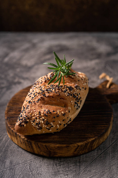 Taze ev yapımı ekmek ekmeği baget ekmeği beyaz süt ve kır tahtası ve soyut masa üzerinde bal. Ekmek - Fotoğraf, Görsel