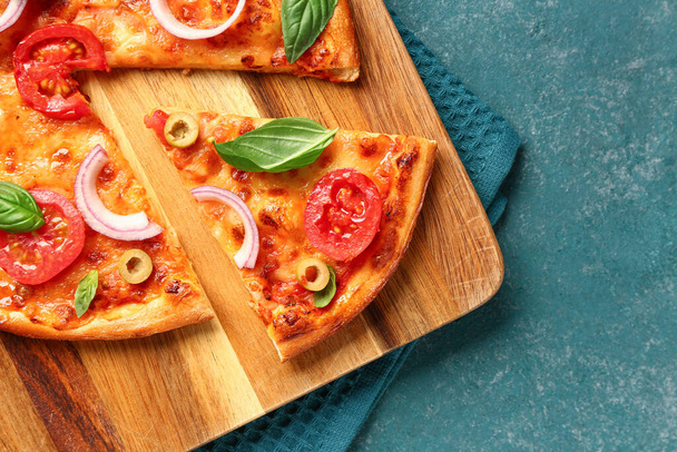 Hallitus maukas pizza ja pyyhe grunge sininen tausta - Valokuva, kuva