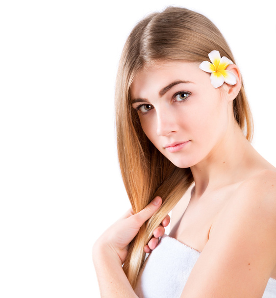 Retrato de bela jovem mulher Spa com frangipani no cabelo
 - Foto, Imagem