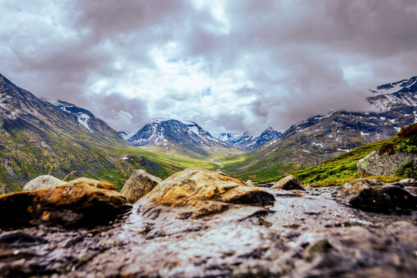 Galdhopiggen, Noruega - 3 de julio de 2023: El paisaje montañoso en la caminata al pico de Galdhopiggen En el Parque Nacional Jotunheimen, Noruega - Foto, Imagen