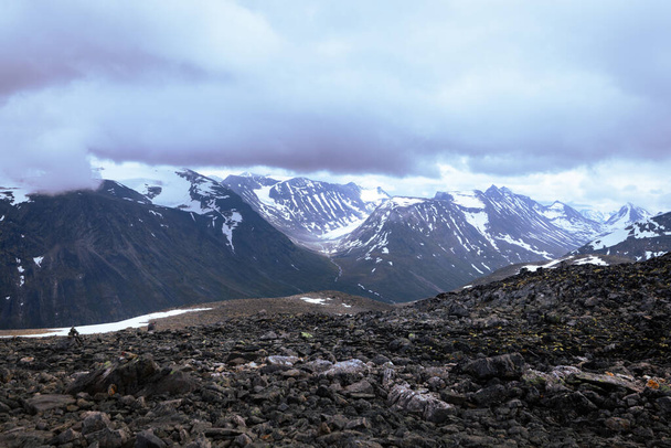 Galdhopiggen, Noruega - 3 de julio de 2023: El paisaje montañoso en la caminata al pico de Galdhopiggen En el Parque Nacional Jotunheimen, Noruega - Foto, Imagen