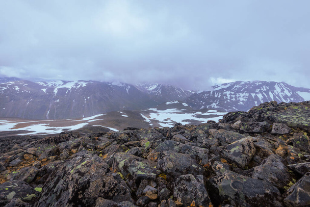 Galdhopiggen, Norwegen - 3. Juli 2023: Die Berglandschaft auf der Wanderung zum Gipfel des Galdhopiggen im Jotunheimen Nationalpark, Norwegen - Foto, Bild