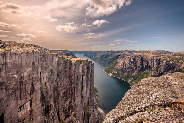 Kjerag, Noruega - 5 de julio de 2023: El paisaje épico de la montaña en la famosa caminata del Kjerag en el sur de Noruega - Foto, Imagen