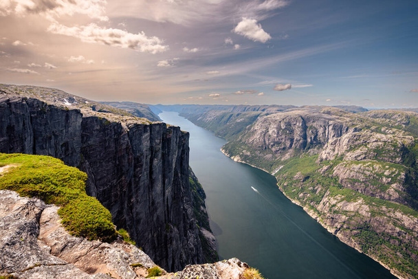 Kjerag, Norwegia - 5 lipca 2023: Epicki krajobraz górski na słynnej trasie Kjerag w południowej Norwegii - Zdjęcie, obraz