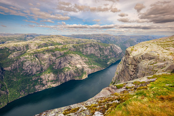 Kjerag, Norvegia - 5 luglio 2023: L'epico paesaggio montano della famosa escursione Kjerag nel sud della Norvegia - Foto, immagini