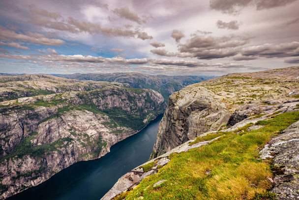 Kjerag, Norvégia - július 5, 2023: Az epikus hegyi táj a híres Kjerag túra Dél-Norvégiában - Fotó, kép