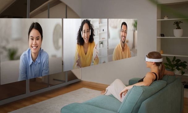 Virtuaalinen kommunikaatio. Lady In VR lasit puhuu monikulttuurinen nuorille digitaalisilla näytöillä, Viestintä Online Video Calling kautta virtuaalitodellisuus kotona. Kollaasi - Valokuva, kuva