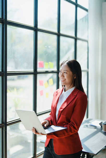 Business, finance and employment, female successful entrepreneurs concept. Confident smiling asian businesswoman, using laptop at work - Foto, afbeelding