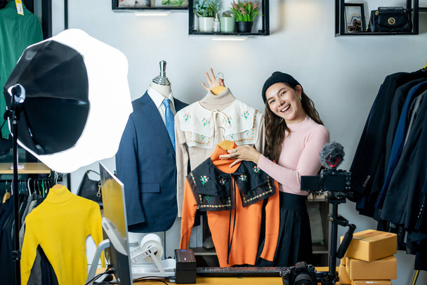 Asia blogger or Vlogger live streaming reviewing product on Business online influencer on social media, Content creator concept. - Foto, Imagem