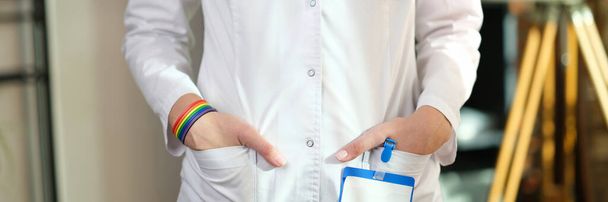 Woman doctor with lgbt bracelet on her hand. Gay nurse or doctor and transgender medical support. - Fotografie, Obrázek