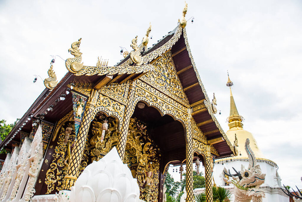 タイ・チェンマイ県のダーラビロム森林修道院にあるランナ様式の教会. - 写真・画像