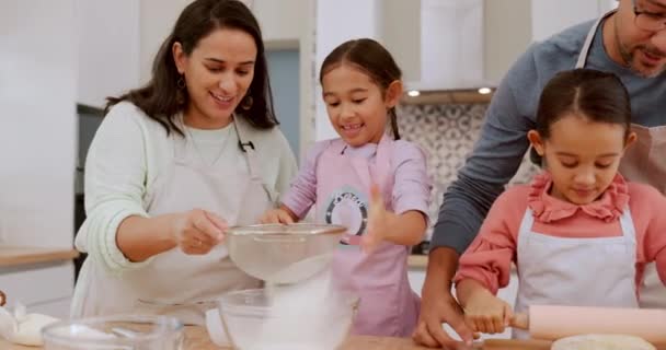 Konyha, liszt és boldog család gyerekek sütés desszert, élelmiszer vagy készítsen recept összetevők segítségével brazil szülők. Tanítási, séf és otthoni apa, anya és gyermekek tanulás főzés készségek. - Felvétel, videó