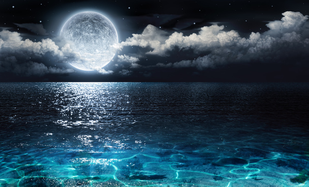 Panorama romantique et pittoresque avec pleine lune sur mer jusqu'à la nuit
 - Photo, image