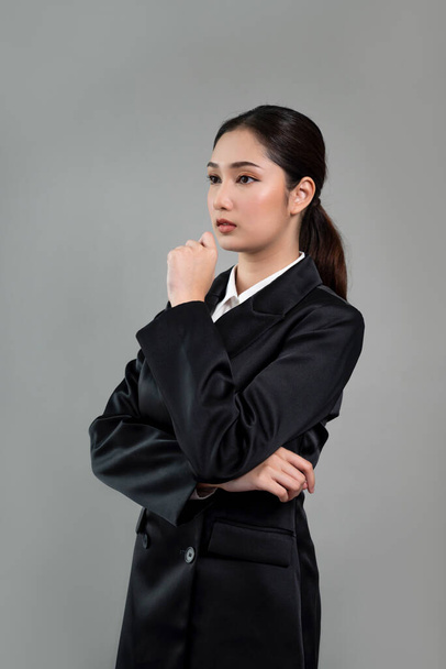 若い実業家を自信を持って孤立した背景に立って、正式な黒いスーツを着ている。スマートかつ専門的な外観を持つオフィスの女性やマネージャー。熱狂的。 - 写真・画像