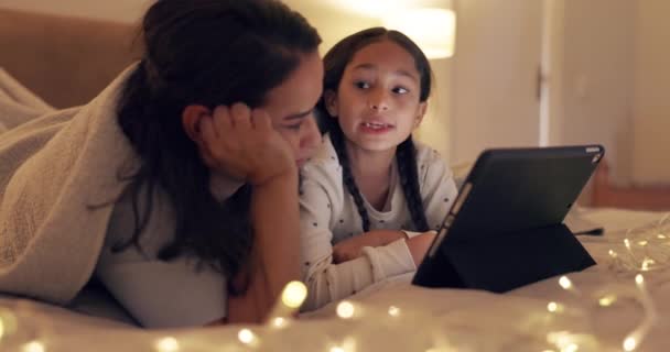 Tablet, bed or mother with child streaming a movie as a family to relax at night at home on weekend. Parent, mom or girl watching film, series online or social media together on technology in bedroom. - Metraje, vídeo