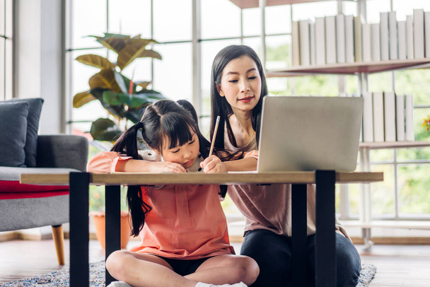 Mãe e criança asiática menina aprender e olhar para laptop computador revisão lição estudo com educação on-line e-learning.student olhar para o conhecimento educacional em casa. Educação - Foto, Imagem