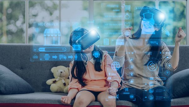 Portret szczęśliwej matki rodziny i azjatki dziewczyna używać okulary technologii wirtualnej rzeczywistości zestaw słuchawkowy do mody online zakupy czas letni wyprzedaż i kupić coś zakupów.Zakupy online VR metaverse technologii - Zdjęcie, obraz