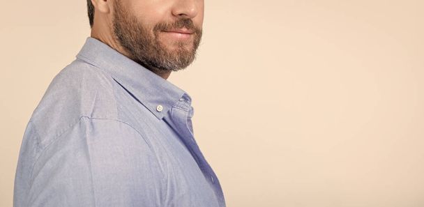 cropped view of man with stubble isolated on grey background. man with stubble in studio. photo of man with stubble. man with stubble wearing casual shirt. - Foto, Imagem