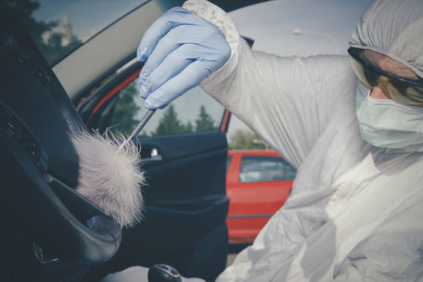 Investigación de la escena del crimen: hallazgo y desarrollo de huellas dactilares en el automóvil - Foto, imagen