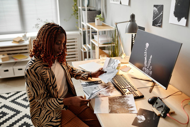 Siyahi kadın yaratıcının, yayınlamak için fotoğraf çekerken yan görünüm portresi, boşluğu kopyala - Fotoğraf, Görsel