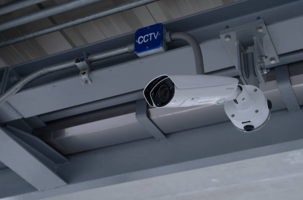 CCTVまたは閉回路テレビ。安全のためのセキュリティカメラビデオシステム.CCTVセキュリティシステム。安全な環境のためのCCTV監視と犯罪防止。公共の安全のためのCCTV監視. - 写真・画像