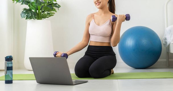 Portrét sport asijské krásy tělo štíhlá žena ve sportovním oblečení sedí relaxovat a dívka cvičí jógu a dělat fitness cvičení v ložnici doma. - Fotografie, Obrázek