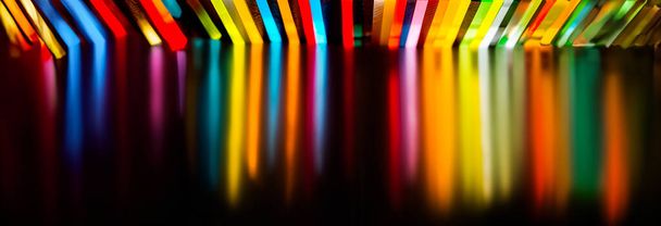 lumière à travers pile de différentes couleurs coulé feuille acrylique sur fond noir - Photo, image