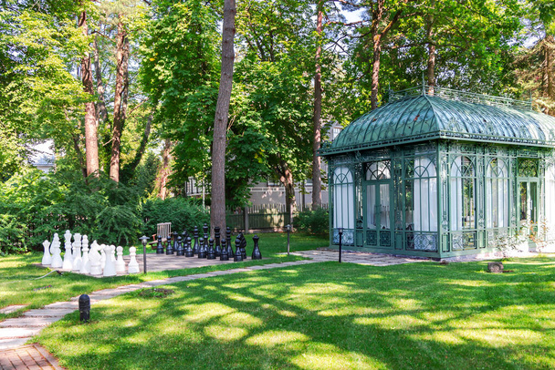Гигантские шахматы на борту, расположенные на земле зеленой травой в парке - интеллектуальная игра. Юрмала. Латвия  - Фото, изображение