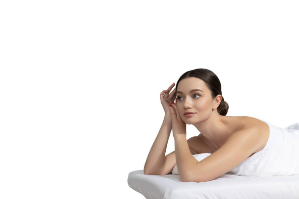 PNG, attraente giovane donna prendere trattamento termale, isolato su sfondo bianco - Foto, immagini