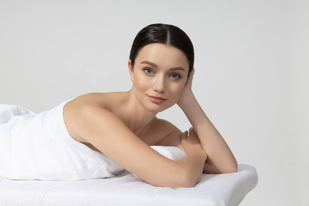 Atractiva joven mujer tomar tratamiento de spa, spa y relajarse - Foto, imagen