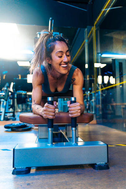 Fitness-Kriegerin: Trainerin mittleren Alters dominiert die Workout-Szene - Foto, Bild