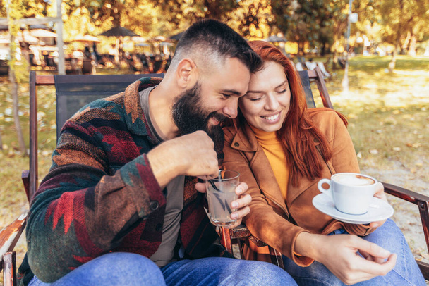 Gyönyörű szerető pár ül egy kávézó élvezi a kávét és a beszélgetés. - Fotó, kép