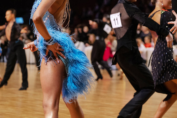 tancerka w niebieskiej sukience w konkursie dancesport, taniec latynoski - Zdjęcie, obraz