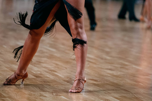 stopy kobieta tancerka w brązowe buty taneczne, konkurs dancesport, taniec pasodoble - Zdjęcie, obraz
