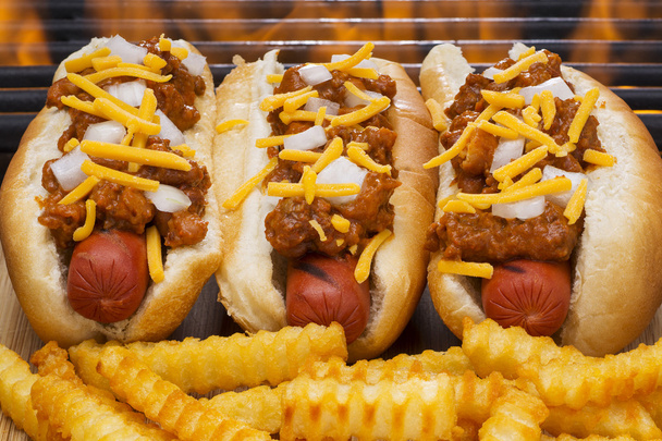 Három finom chilis hot dogot és sült krumpli - Fotó, kép