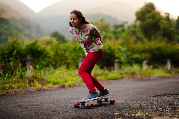 adolescent fille longboard dans montagnes
 - Photo, image