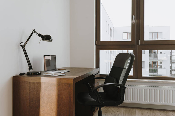 Pracovní prostor s notebookem, lampou, stolem, židlí. Práce, studium doma. Moderní kancelářský design interiéru - Fotografie, Obrázek