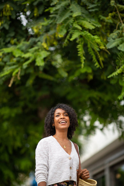 Портрет щаслива молода афроамериканка посміхається на відкритому повітрі - Фото, зображення