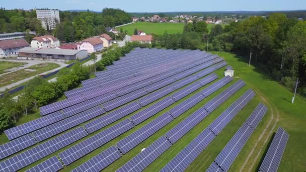 Fábrica de plantas de campo solar en la aldea de Chlum, República Checa Verano 2023. dron descendente 4K Cinematic. - Metraje, vídeo