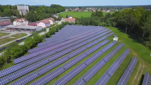 Fábrica de plantas de campo solar en la aldea Chlum, República Checa Verano 2023. dron ascendente 4K Cinematic. - Imágenes, Vídeo