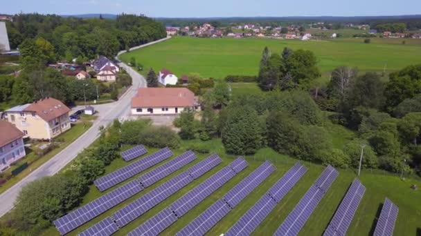 Solarfeld Fabrik im Dorf Chlum, Tschechische Republik Sommer 2023. Geschwindigkeit Rampe Hyperlapse motionlapse timelapse 4K Cinematic. - Filmmaterial, Video