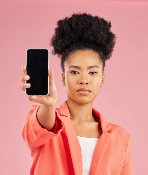Portré fekete nő, telefon és képernyő stúdió elérhetőségét, website promo vagy a közösségi média. Mobiltelefon, mobil alkalmazás és modell rózsaszín alapon online hírközlés, ajánlat vagy üzlet - Fotó, kép