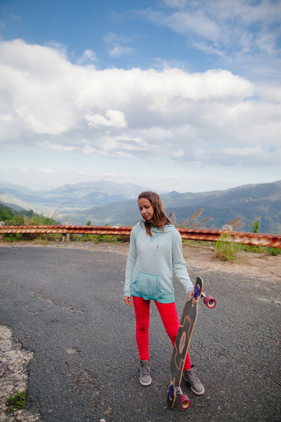 dospívající dívka s longboard - Fotografie, Obrázek