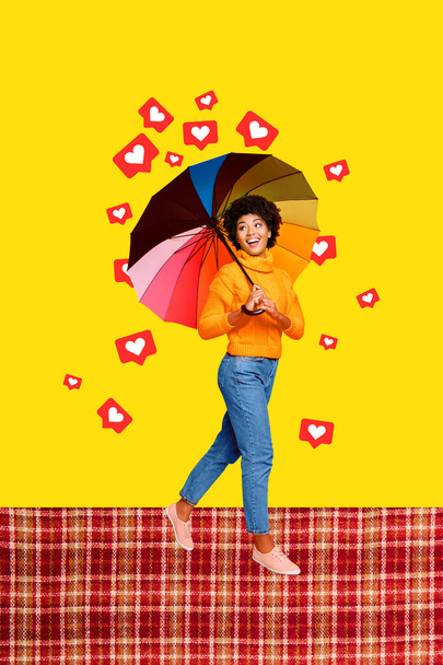 Плакат баннер коллаж счастливой леди блоггинга наслаждаясь Facebook Twitter телеграмма, как реакция дождь. - Фото, изображение