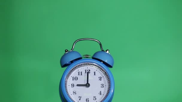Reloj despertador clásico sonando, fondo verde, nueve en punto
 - Metraje, vídeo