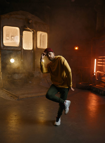 Mies breakdancer yllään rento vaatteita tanssia metroasemalla - Valokuva, kuva