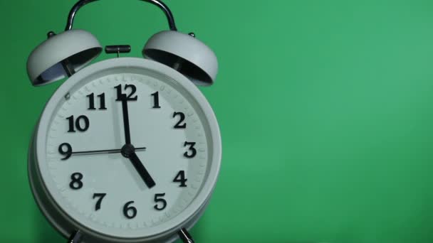 Κουδούνισμα κλασική Ξυπνητήρι στο πέντε η ώρα, πράσινο υπόβαθρο - Πλάνα, βίντεο