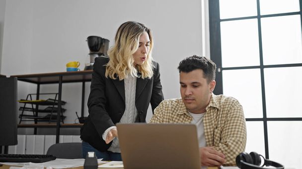 Mannen en vrouwen zakenlieden die laptop gebruiken tijdens discussies op kantoor - Foto, afbeelding